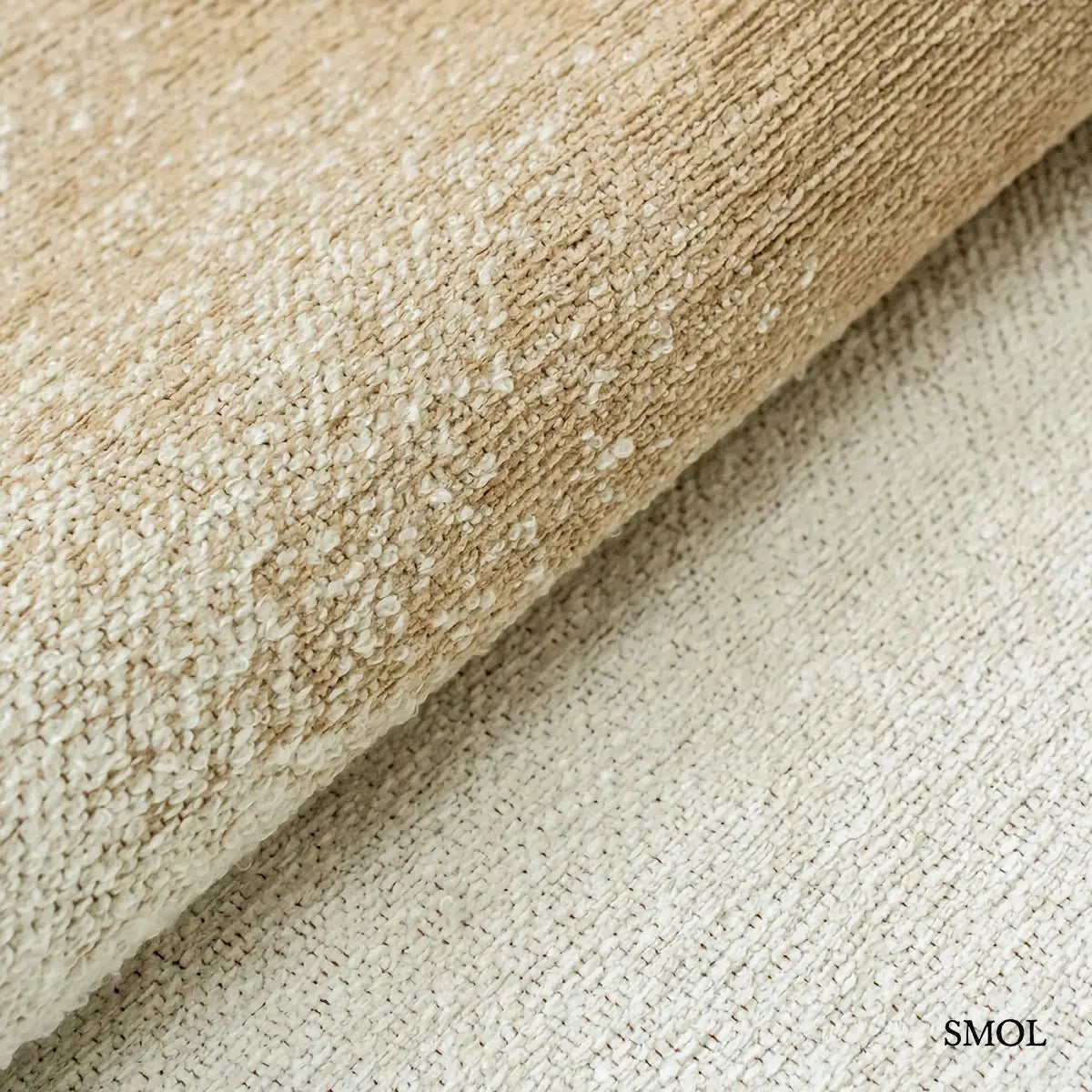 ECO RUG FAWN szőnyeg fehér alapon homokbézs-taupe festékfolt mintával, halvány átmenettel, textúra nagyítva
