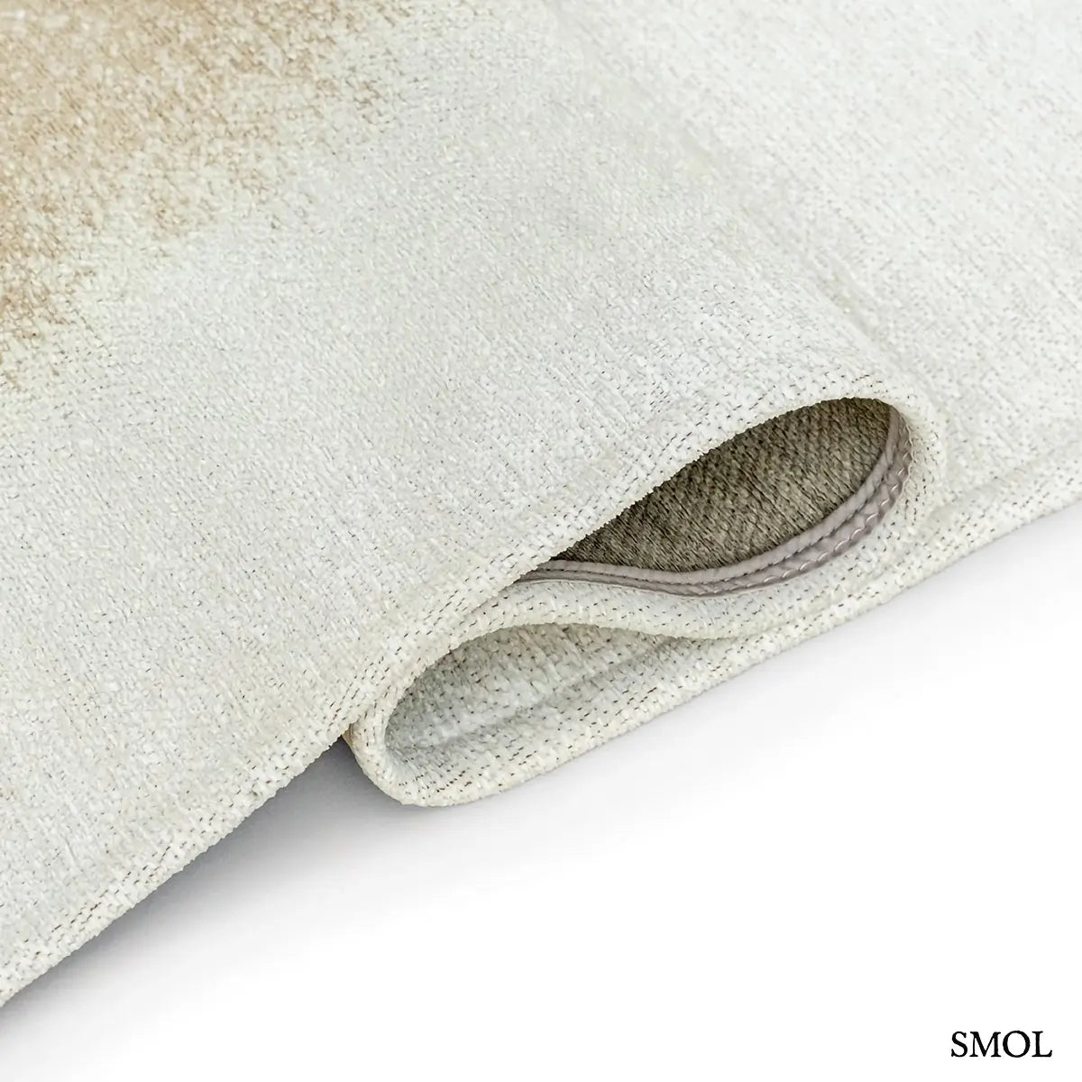 ECO RUG FAWN szőnyeg fehér alapon homokbézs-taupe festékfolt mintával, halvány átmenettel, hullámosra hajtogatva