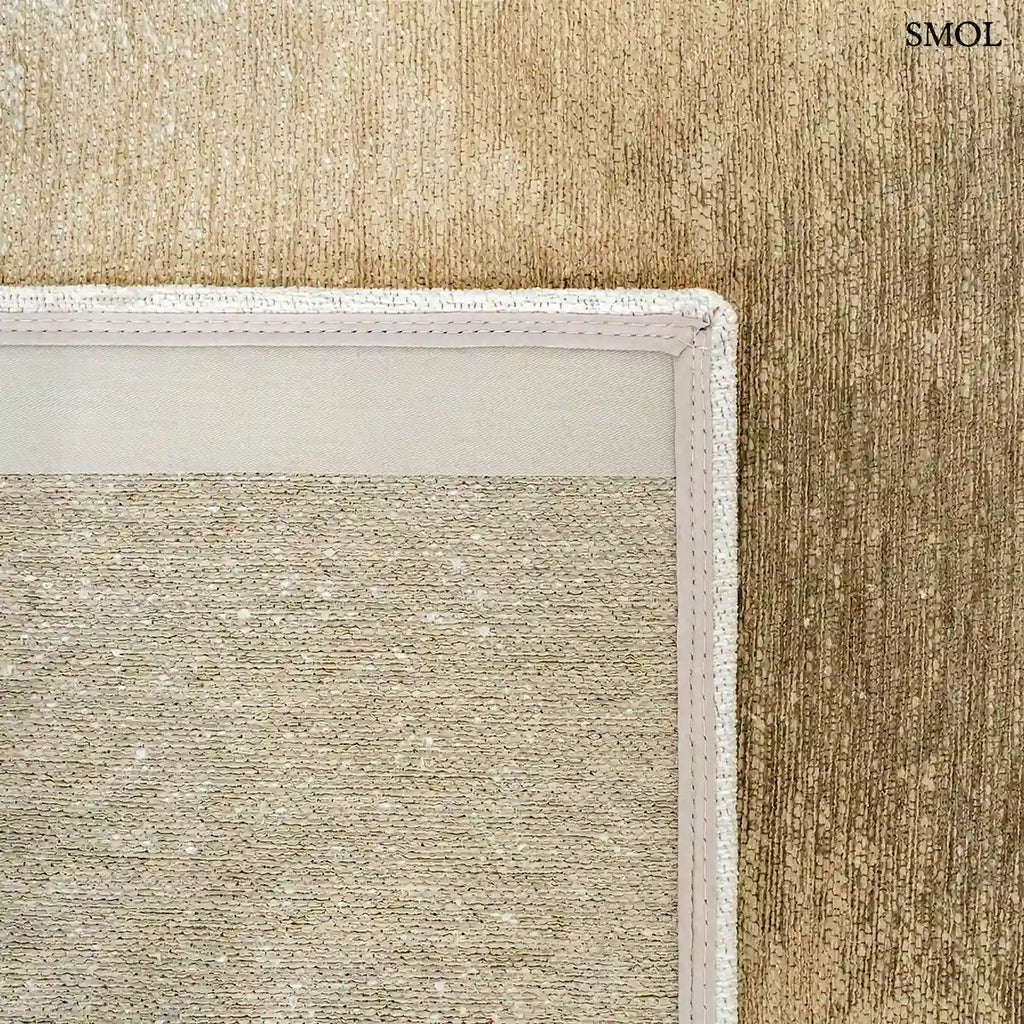 ECO RUG FAWN szőnyeg fehér alapon homokbézs-taupe festékfolt mintával, halvány átmenettel, felhajtott sarokkal