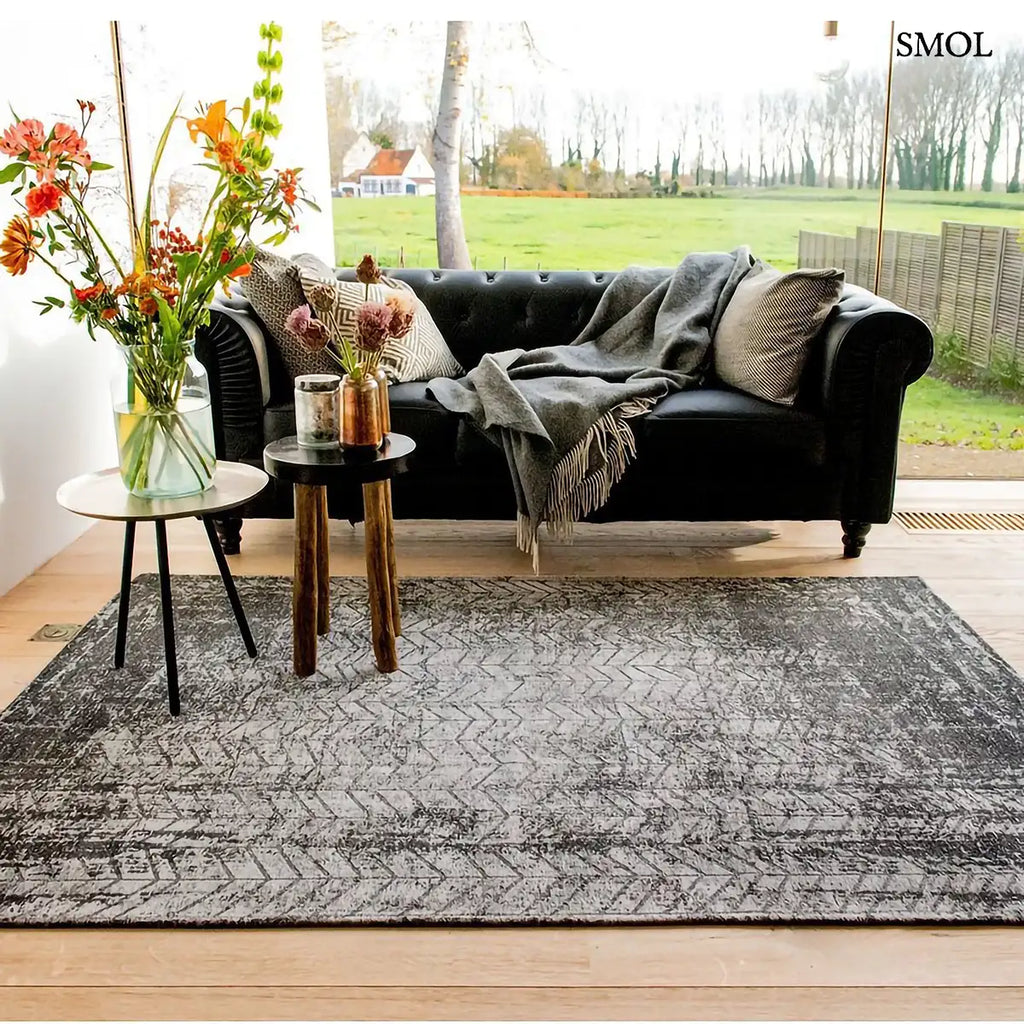ECO RUG HARLEM CONTRAST chevron mintás szőnyeg antracit alapon halvány ezüst chevron mintával, koptatott hatással, nappaliban kanapéval, virágcsokorral