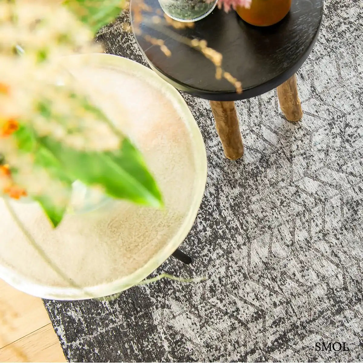 ECO RUG HARLEM CONTRAST chevron mintás szőnyeg antracit alapon halvány ezüst chevron mintával, koptatott hatással, nappaliban, felülről nagyítva
