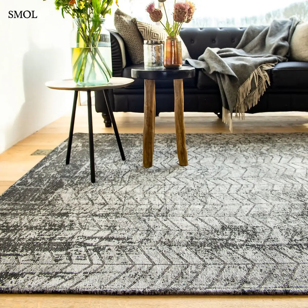 ECO RUG HARLEM CONTRAST chevron mintás szőnyeg antracit alapon halvány ezüst chevron mintával, koptatott hatással, nappaliban, szemből