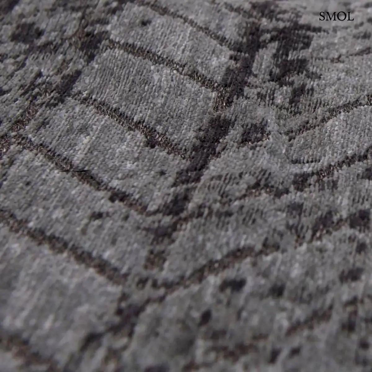 ECO RUG HARLEM CONTRAST chevron mintás szőnyeg antracit alapon halvány ezüst chevron mintával, koptatott hatással, minta nagyítva