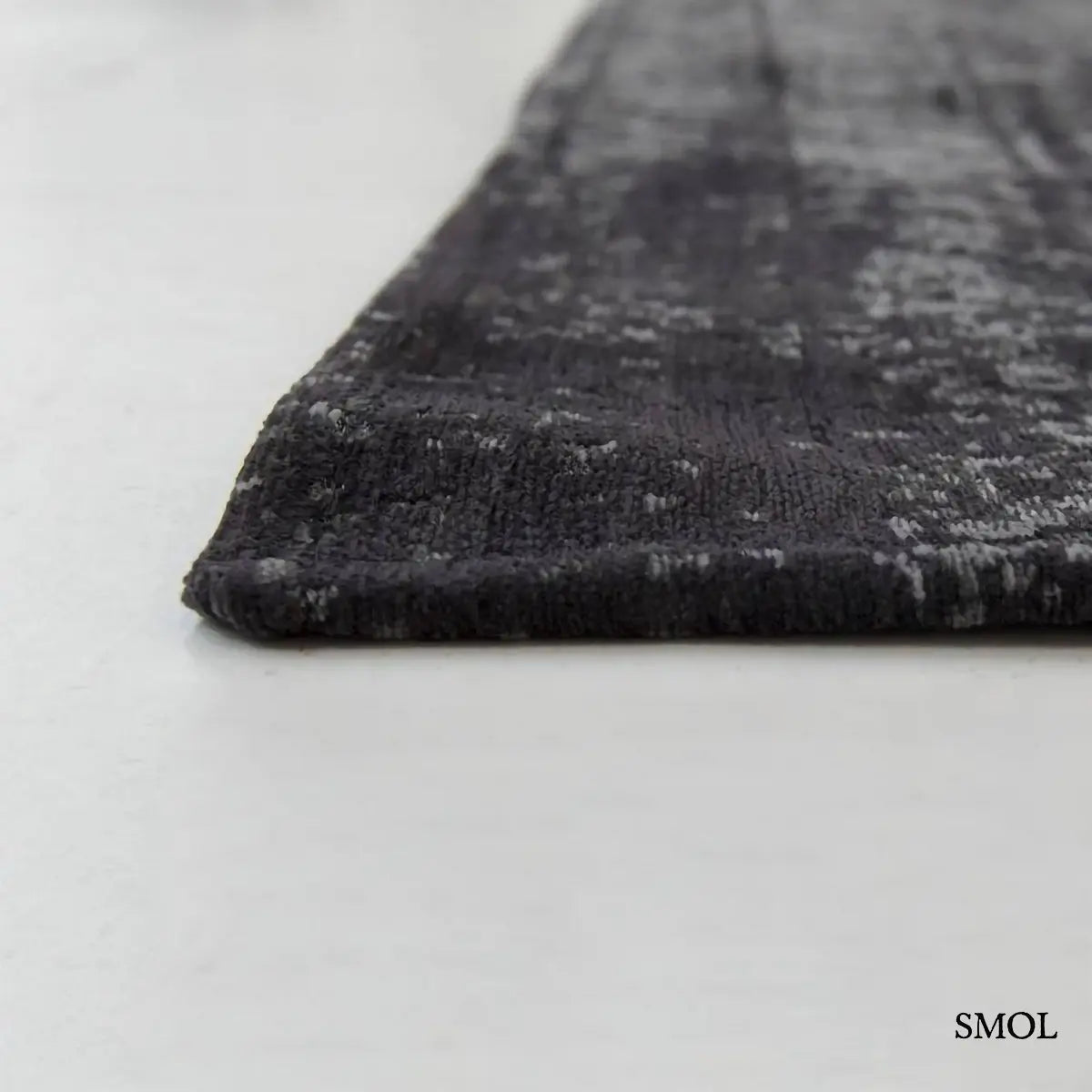ECO RUG HARLEM CONTRAST chevron mintás szőnyeg antracit alapon halvány ezüst chevron mintával, koptatott hatással, sarok nagyítva