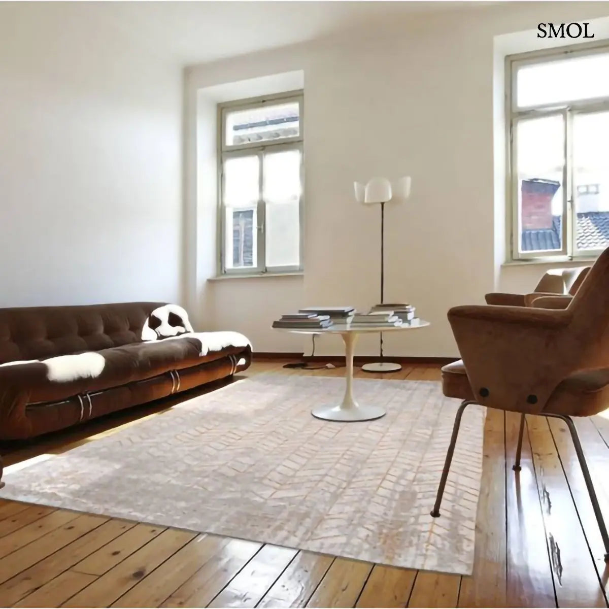 ECO RUG CENTRAL YELLOW chevron mintás szőnyeg ezüst-arany kombinációban, koptatott csillogó felülettel, pamut-poliészter, nappaliban, barna bőr ülőarnitúáal