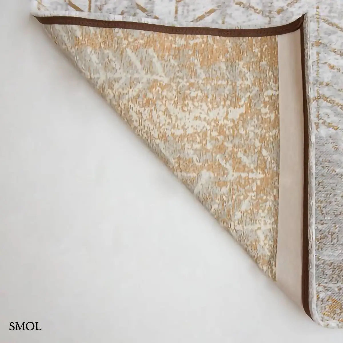 ECO RUG CENTRAL YELLOW chevron mintás szőnyeg ezüst-arany kombinációban, koptatott csillogó felülettel, pamut-poliészter, sarok felhajtva