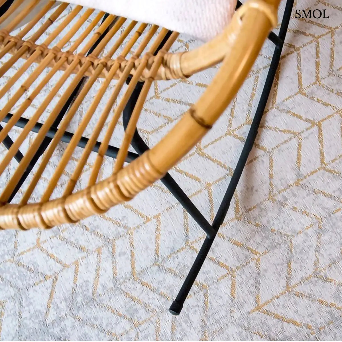ECO RUG CENTRAL YELLOW chevron mintás szőnyeg ezüst-arany kombinációban, koptatott csillogó felülettel, pamut-poliészter hintaszék alatt, nagyítva