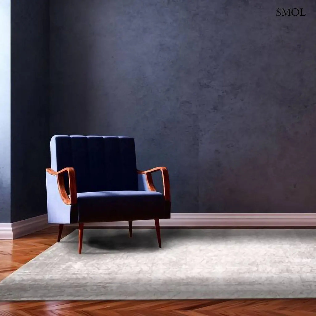 ECO RUG WHITE PLAINS chevron mintás szőnyeg ezüstszürke tónusokban, halvány csillogó felülettel, koptatott hatással, kék fotellel