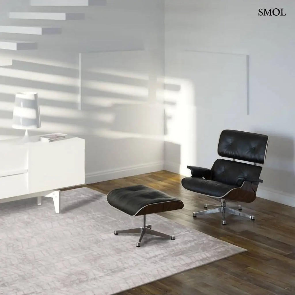 ECO RUG WHITE PLAINS chevron mintás szőnyeg ezüstszürke tónusokban, halvány csillogó felülettel, koptatott hatással, nappaliban, fekete bőr fotellel