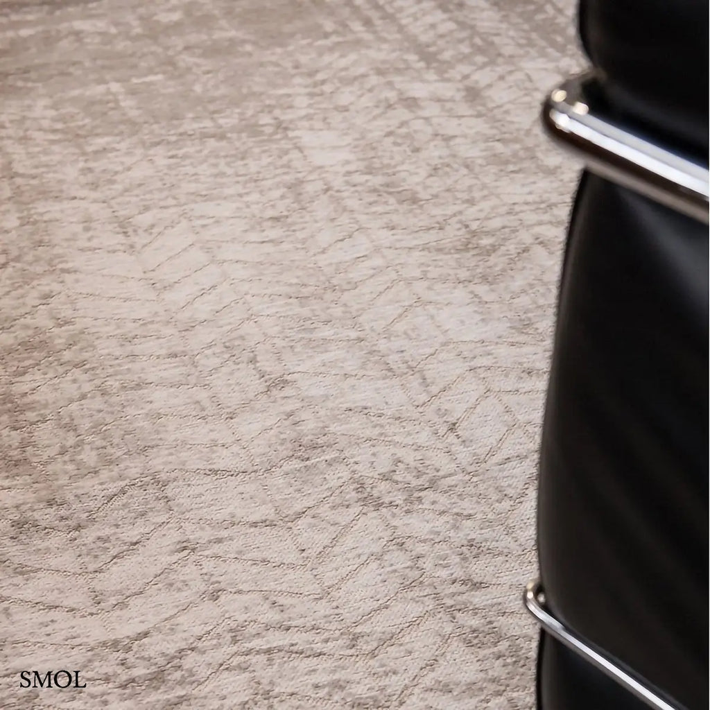 ECO RUG WHITE PLAINS chevron mintás szőnyeg ezüstszürke tónusokban, halvány csillogó felülettel, koptatott hatással, fotellel nagyítva