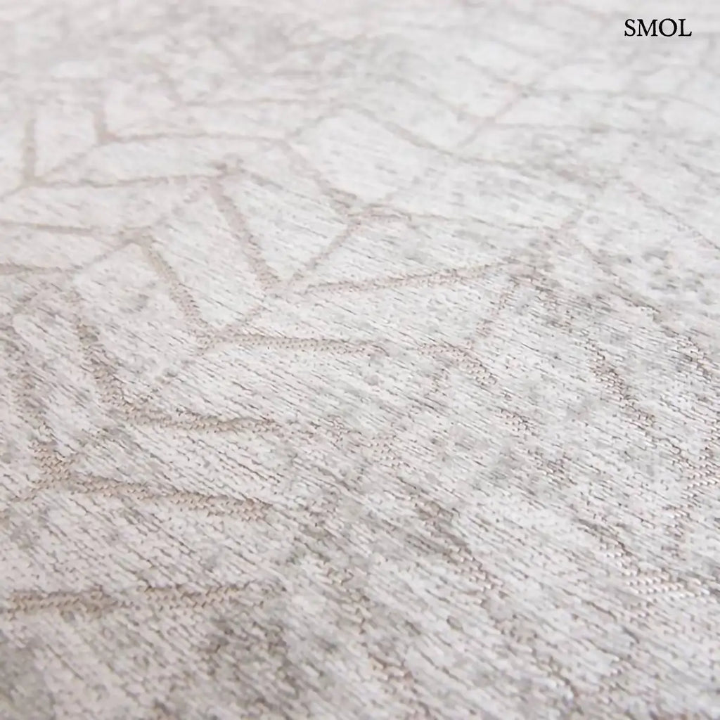 ECO RUG WHITE PLAINS chevron mintás szőnyeg ezüstszürke tónusokban, halvány csillogó felülettel, koptatott hatással, minta nagyítva