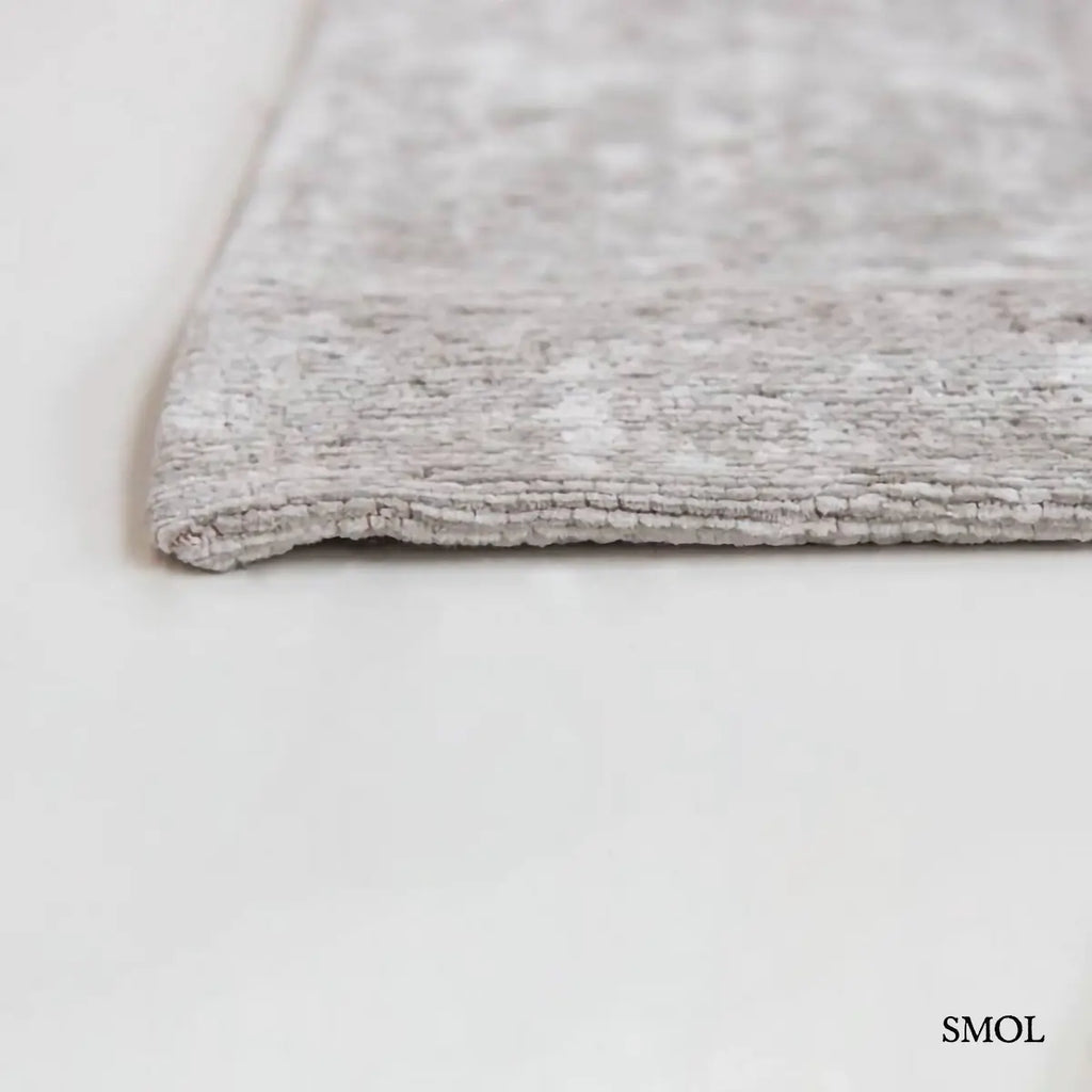 ECO RUG WHITE PLAINS chevron mintás szőnyeg ezüstszürke tónusokban, halvány csillogó felülettel, koptatott hatással, sarok nagyítva