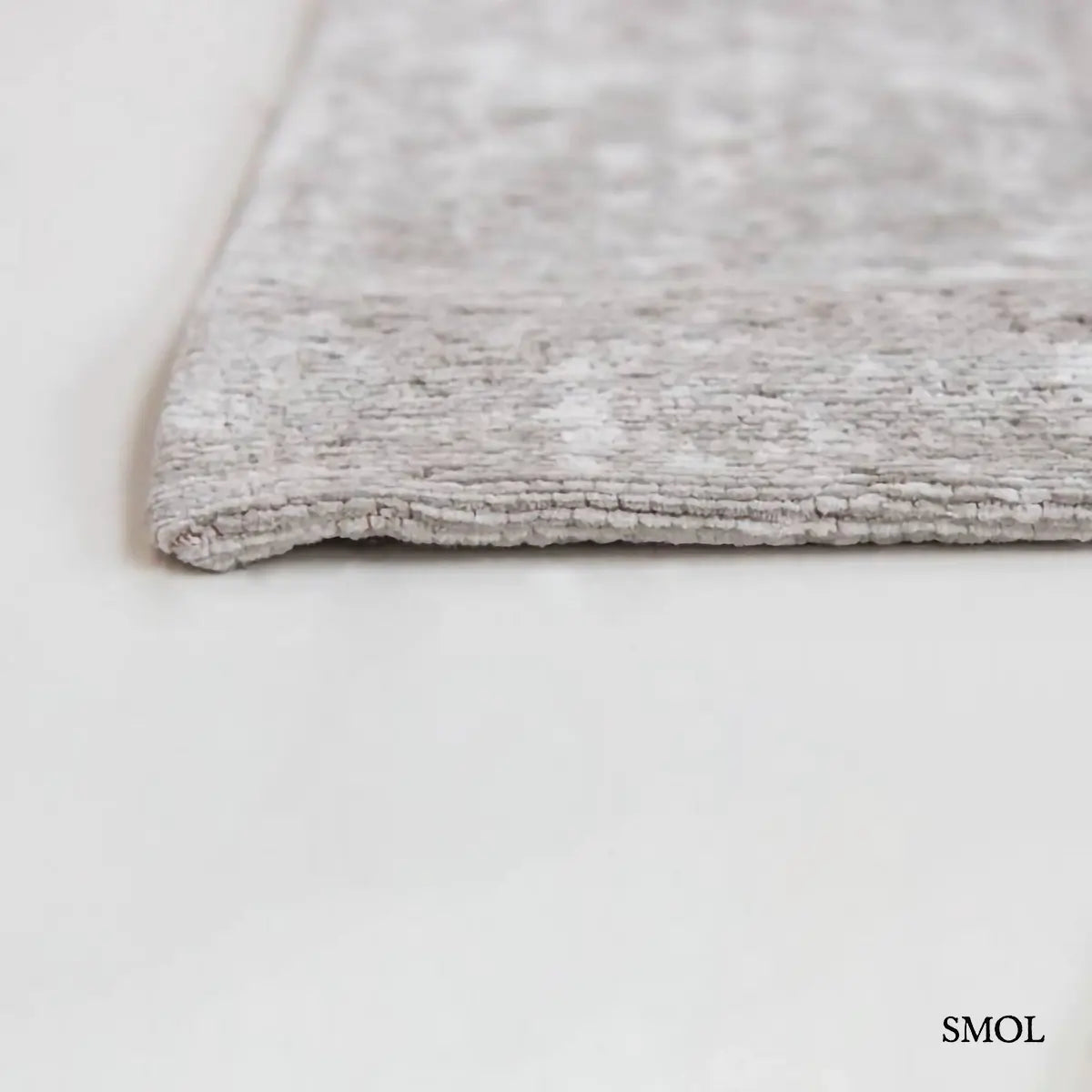 ECO RUG WHITE PLAINS chevron mintás szőnyeg ezüstszürke tónusokban, halvány csillogó felülettel, koptatott hatással, sarok nagyítva