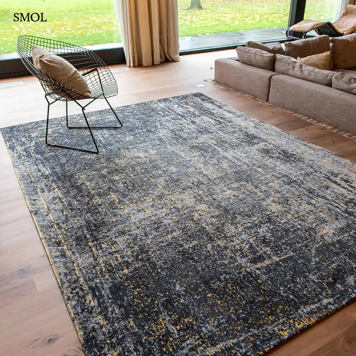 ECO RUG BROADWAY GLITTER chevron mintás szőnyeg fekete-arany kombinációban, csillogó felülettel, pamut-poliészter, nappaliban, ferdén