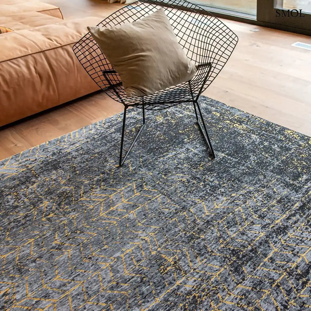 ECO RUG BROADWAY GLITTER chevron mintás szőnyeg fekete-arany kombinációban, csillogó felülettel, pamut-poliészter, fotellel és párnával