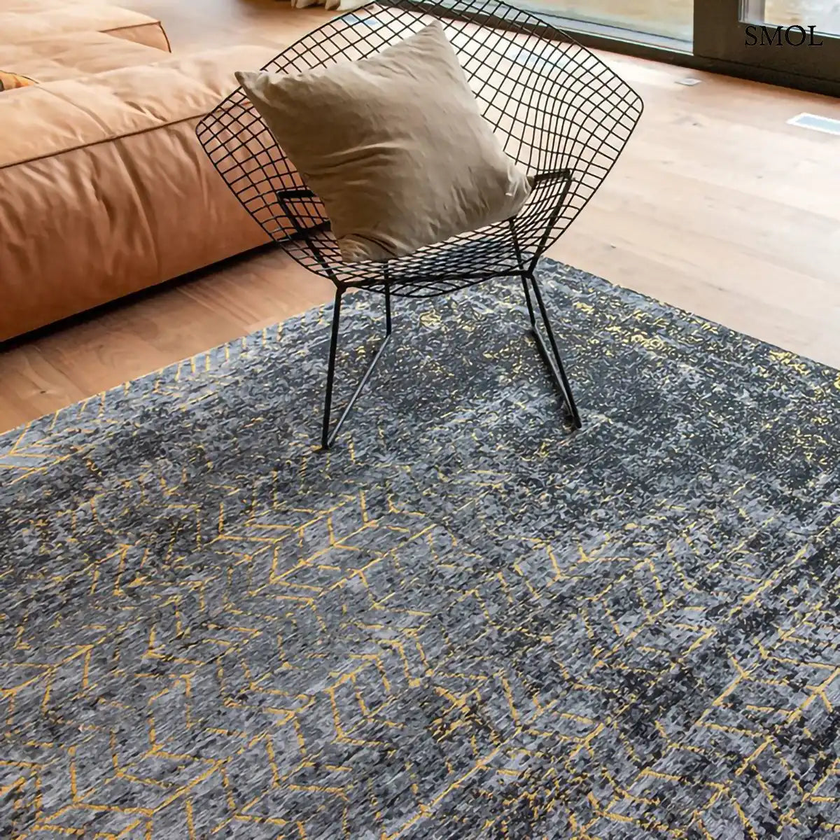 ECO RUG BROADWAY GLITTER chevron mintás szőnyeg fekete-arany kombinációban, csillogó felülettel, pamut-poliészter, fotellel és párnával