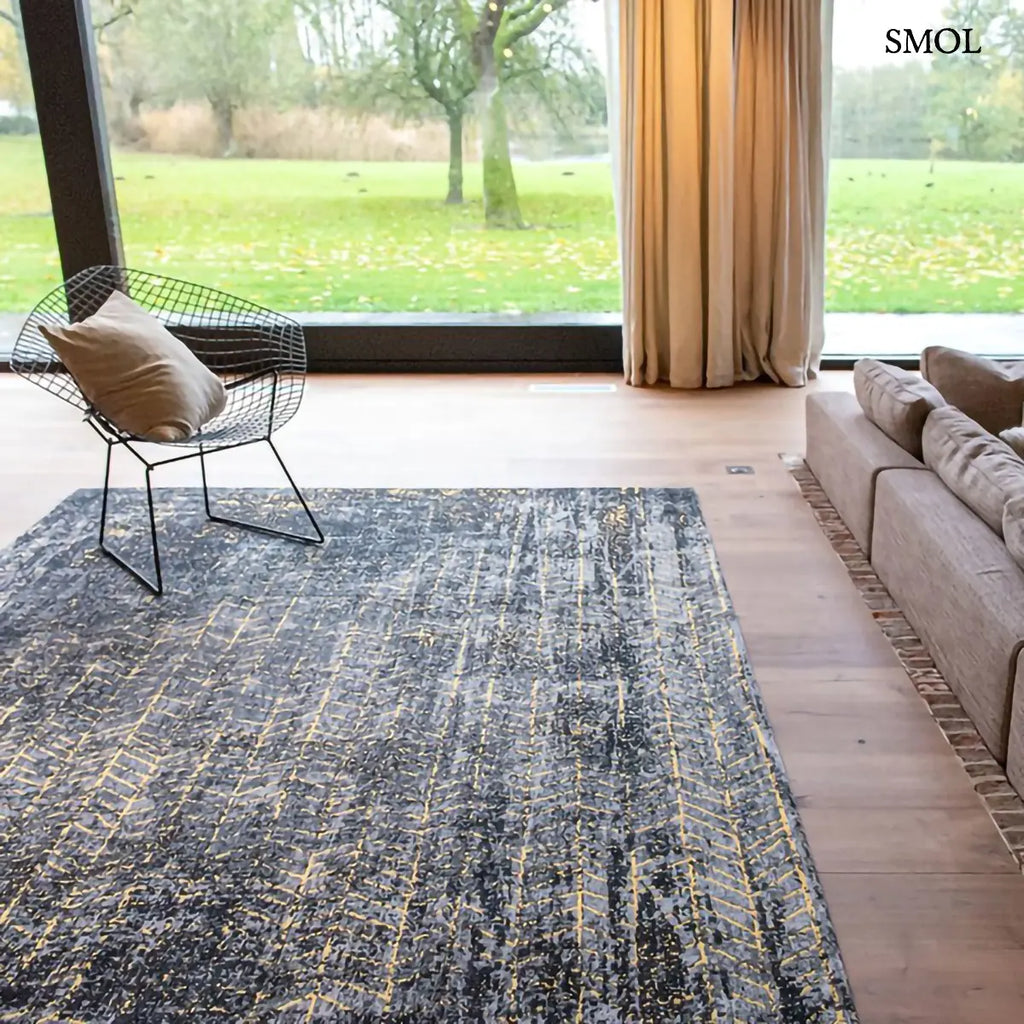 ECO RUG BROADWAY GLITTER chevron mintás szőnyeg fekete-arany kombinációban, csillogó felülettel, pamut-poliészter, függönnyel, kanapé mögött