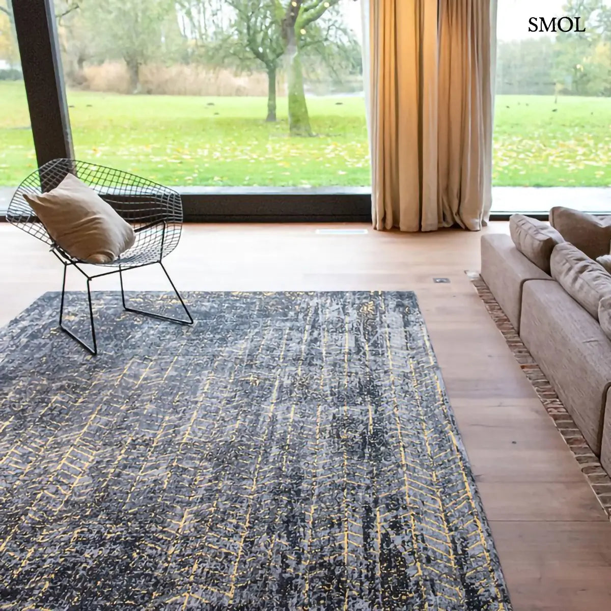 ECO RUG BROADWAY GLITTER chevron mintás szőnyeg fekete-arany kombinációban, csillogó felülettel, pamut-poliészter, függönnyel, kanapé mögött