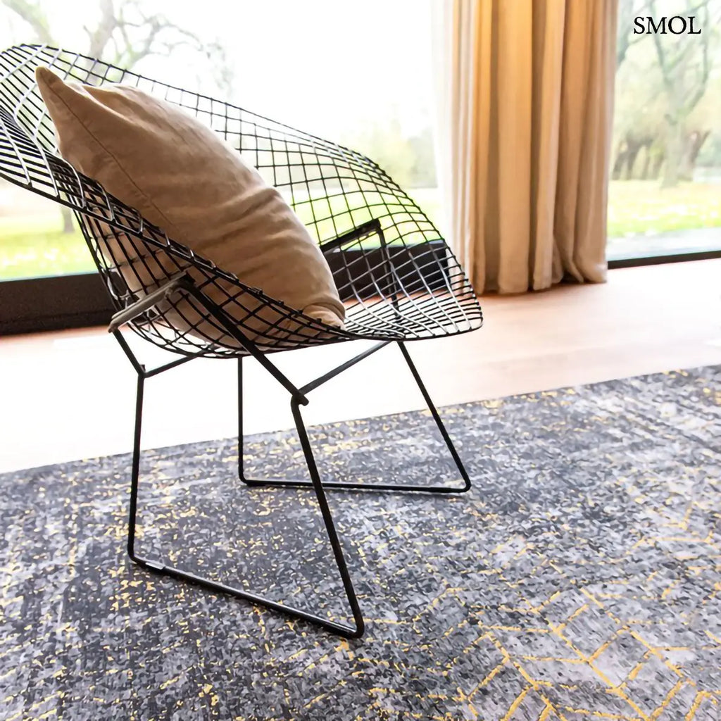 ECO RUG BROADWAY GLITTER chevron mintás szőnyeg fekete-arany kombinációban, csillogó felülettel, pamut-poliészter, fotellel, közelről