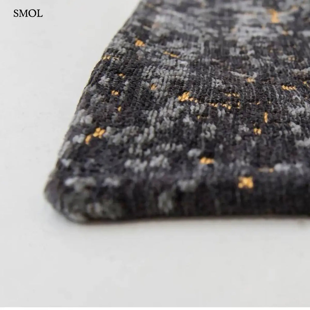 ECO RUG BROADWAY GLITTER chevron mintás szőnyeg fekete-arany kombinációban, csillogó felülettel, pamut-poliészter, sarok nagyítva