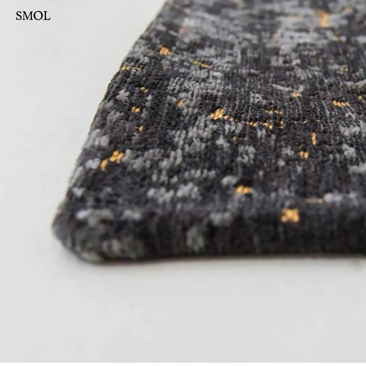 ECO RUG BROADWAY GLITTER chevron mintás szőnyeg fekete-arany kombinációban, csillogó felülettel, pamut-poliészter, sarok nagyítva