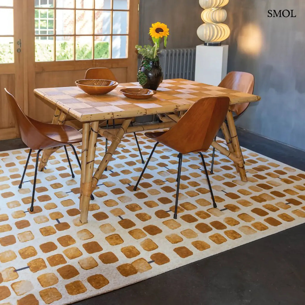 ECO RUG PEACH PARTY geometrikus szőnyeg arany-krém kombinációban, kerekített négyzetes mintával, fekete akcentusokkal, étkezőben