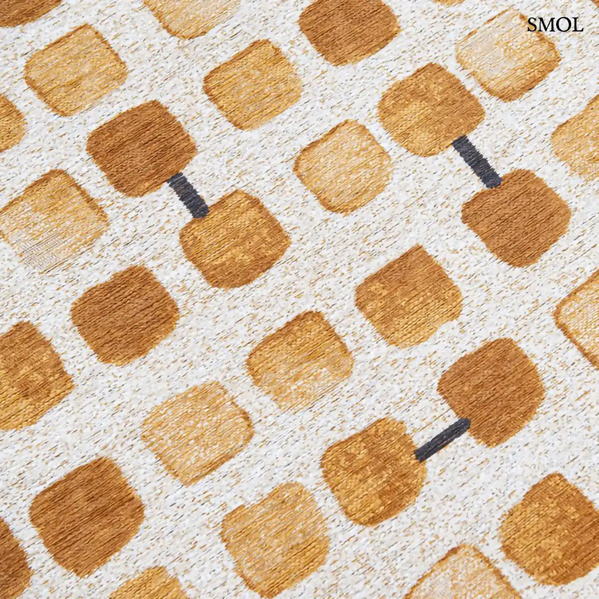 ECO RUG PEACH PARTY geometrikus szőnyeg arany-krém kombinációban, kerekített négyzetes mintával, fekete akcentusokkal, minta felülről