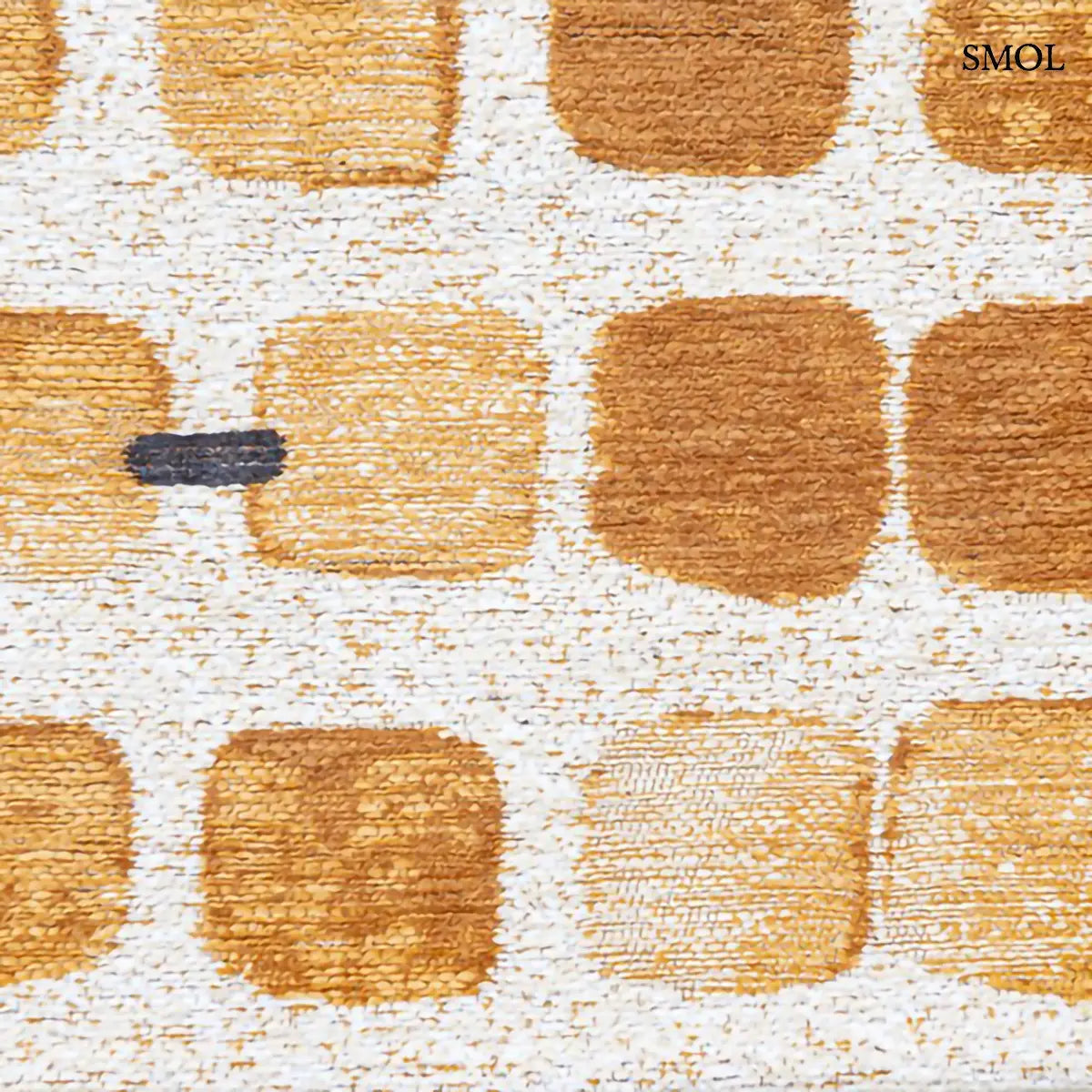 ECO RUG PEACH PARTY geometrikus szőnyeg arany-krém kombinációban, kerekített négyzetes mintával, fekete akcentusokkal, nagyítva