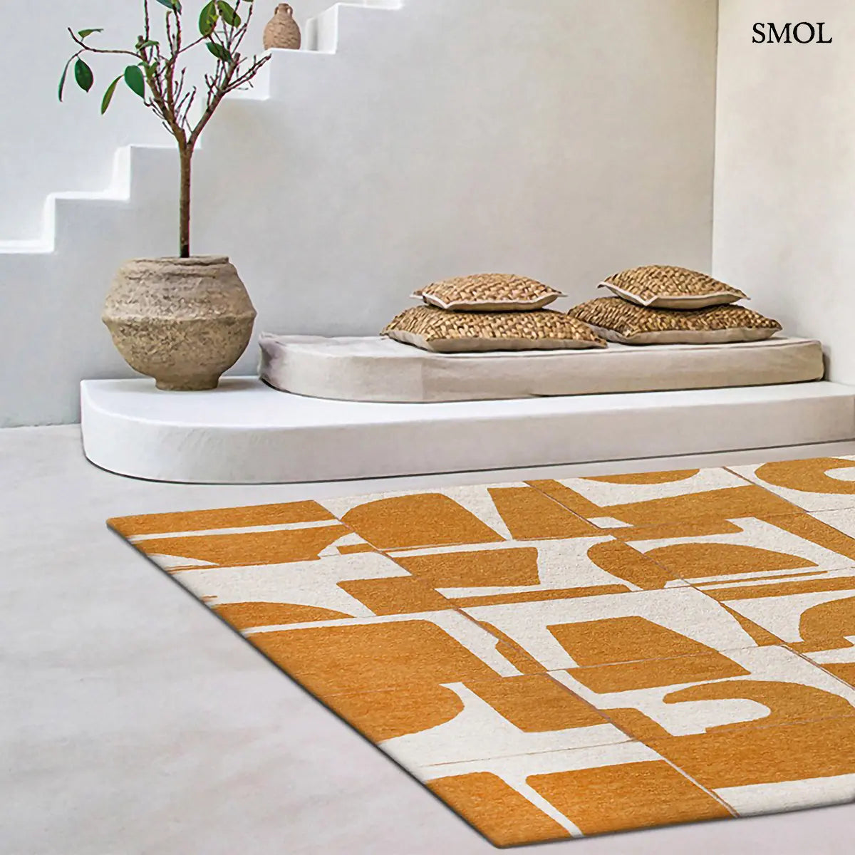 ECO RUG CURRY szőnyeg, törtfehér alapon barna-arany geometrikus formákból összeálló mozaikszerű mintázattal, nappaliban, párnákkal és vázával