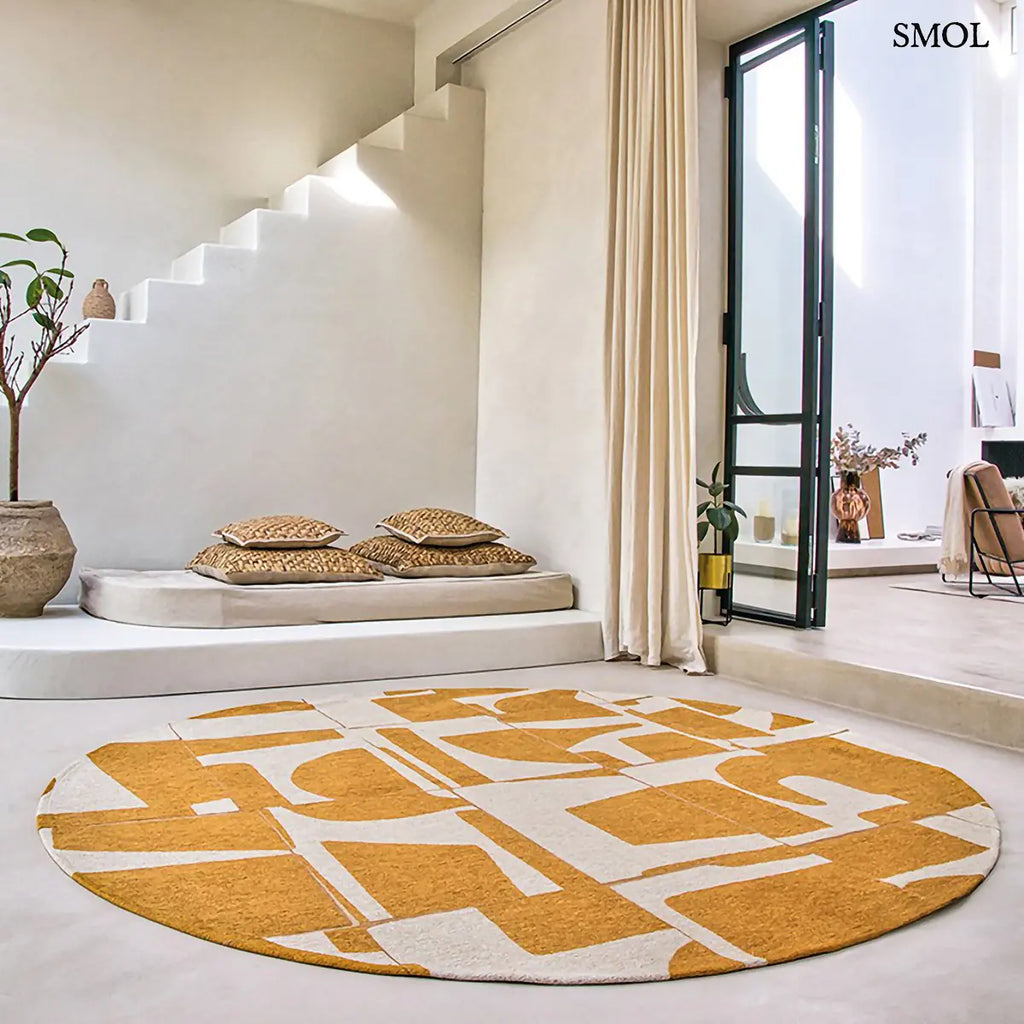 ECO RUG CURRY szőnyeg, törtfehér alapon barna-arany geometrikus formákból összeálló mozaikszerű mintázattal, kerek formában, nappaliban