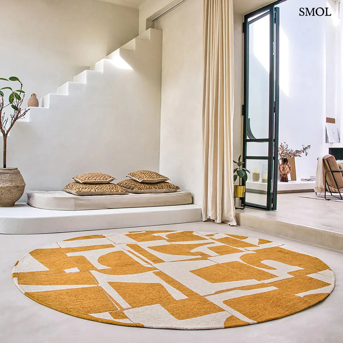 ECO RUG CURRY szőnyeg, törtfehér alapon barna-arany geometrikus formákból összeálló mozaikszerű mintázattal, kerek formában, nappaliban