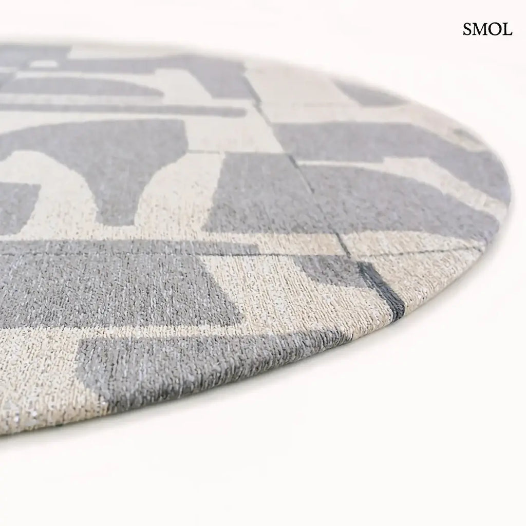 ECO RUG STRING barna-szürke geometrikus mintás szőnyeg, Bauhaus ihletésű, vágott formákból építkező minta, kerek formában, nagyítva