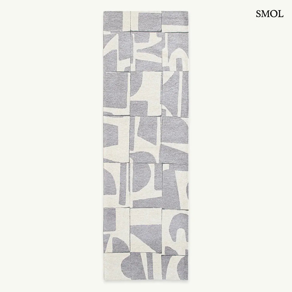ECO RUG STRING barna-szürke geometrikus mintás szőnyeg, Bauhaus ihletésű, vágott formákból építkező minta, futószőnyegként, fehér háttérrel