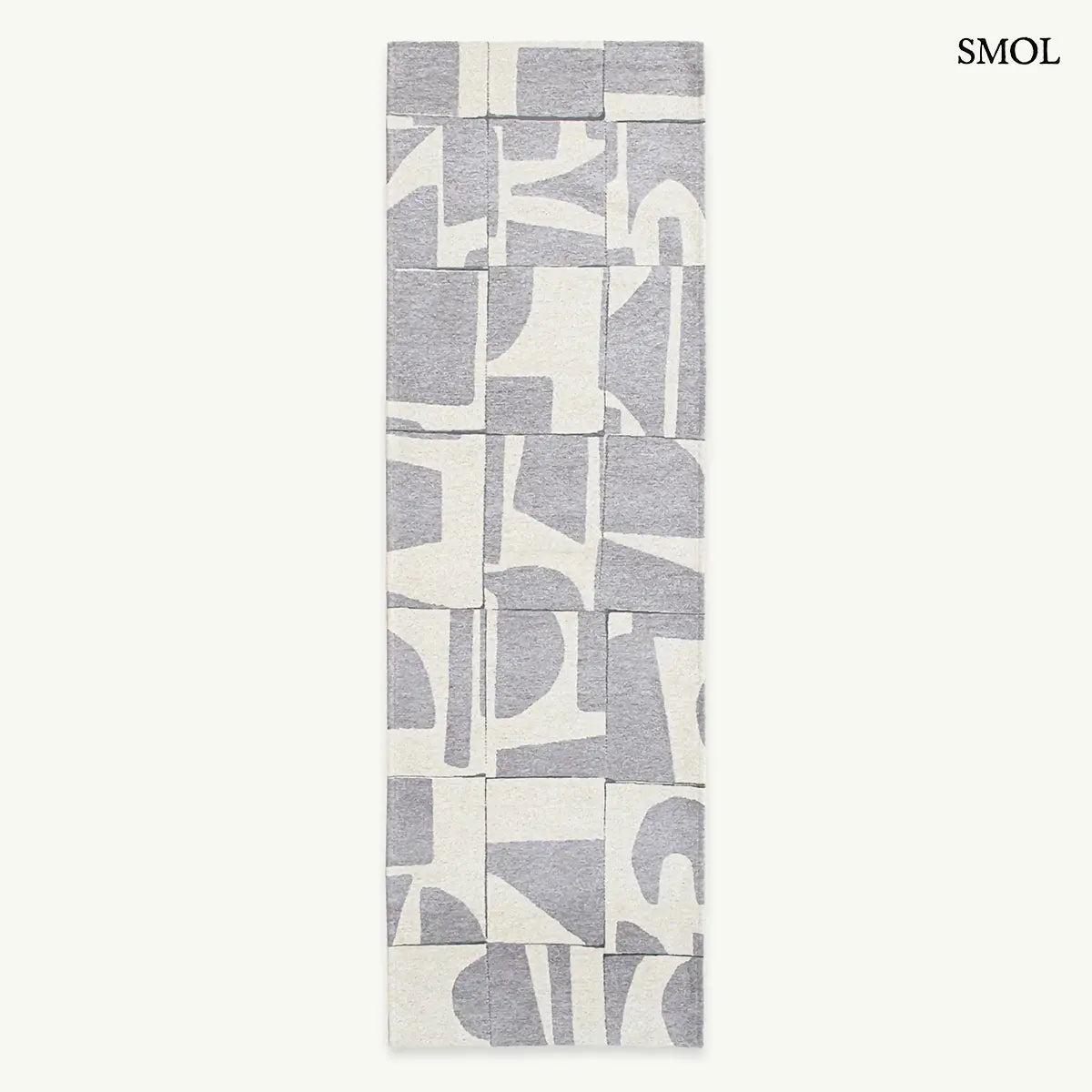ECO RUG STRING barna-szürke geometrikus mintás szőnyeg, Bauhaus ihletésű, vágott formákból építkező minta, futószőnyegként, fehér háttérrel