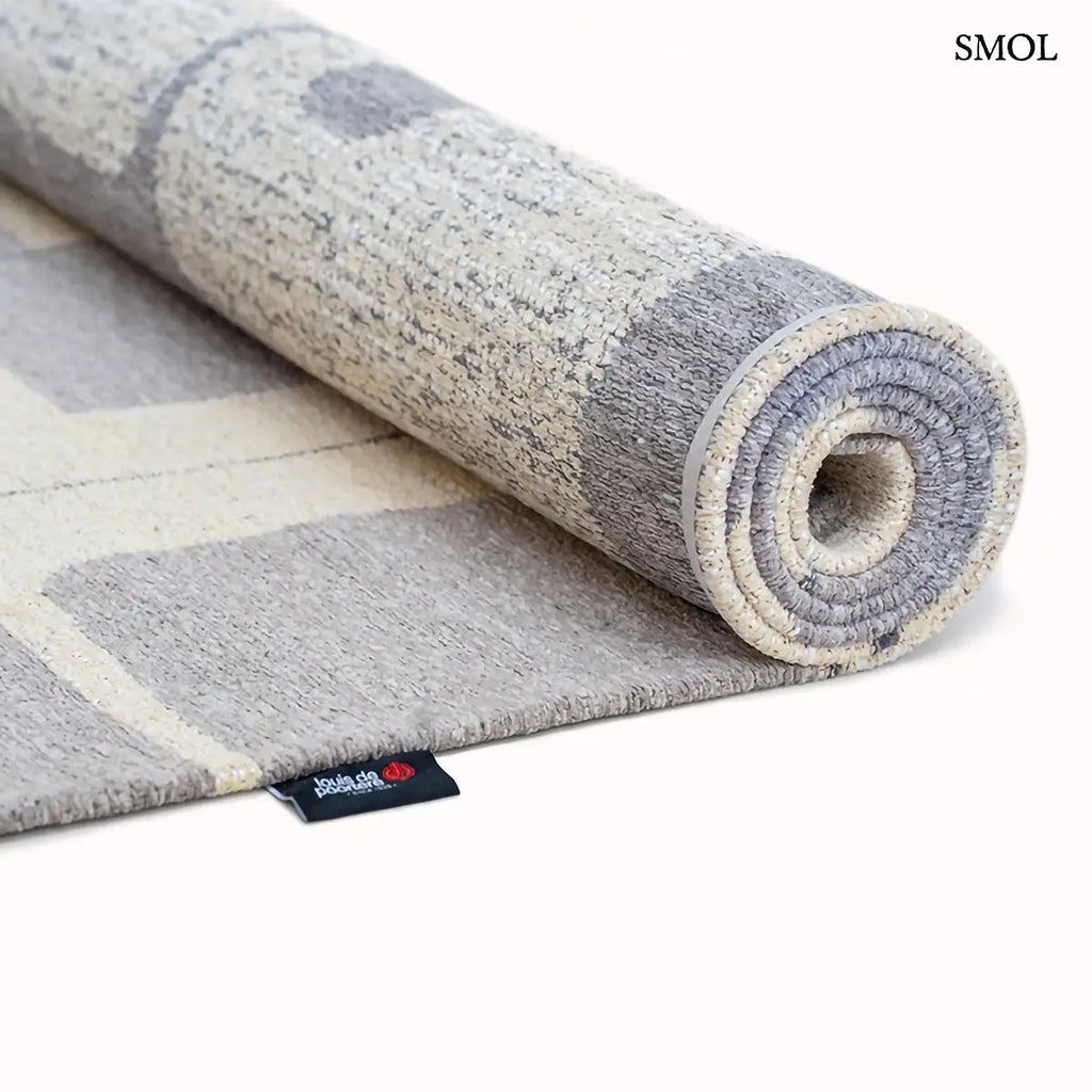ECO RUG STRING barna-szürke geometrikus mintás szőnyeg, Bauhaus ihletésű, vágott formákból építkező minta, feltekerve