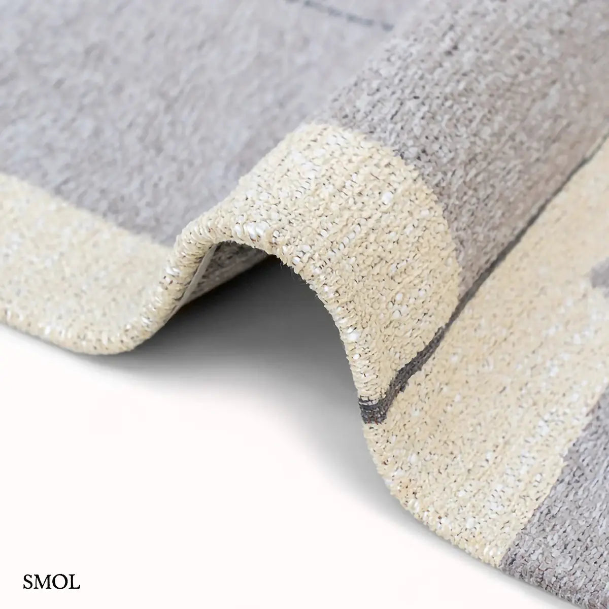 ECO RUG STRING barna-szürke geometrikus mintás szőnyeg, Bauhaus ihletésű, vágott formákból építkező minta, vastagság nagyítva