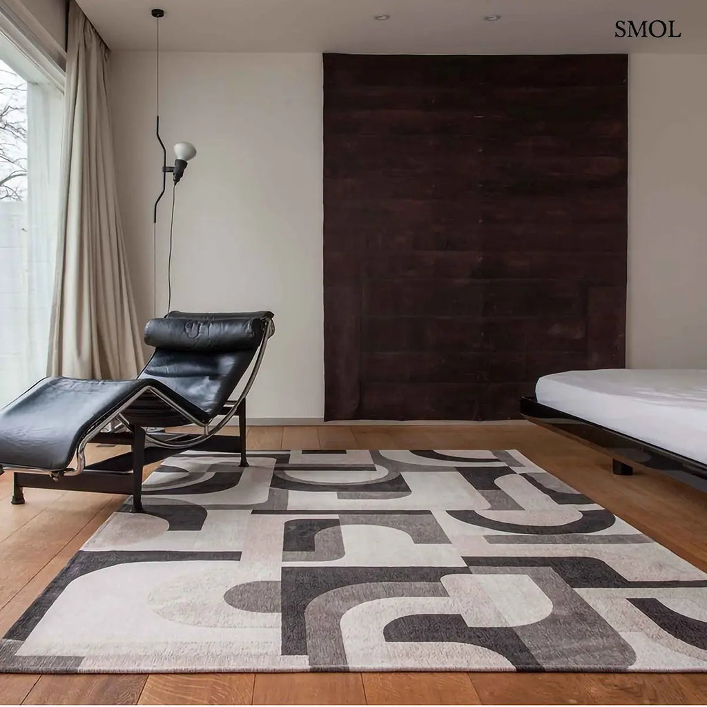 ECO RUG SAXON BEIGE szőnyeg, bézs és sötétszürke geometrikus formákból összeálló, íves-szögletes mintázattal, hálószobában