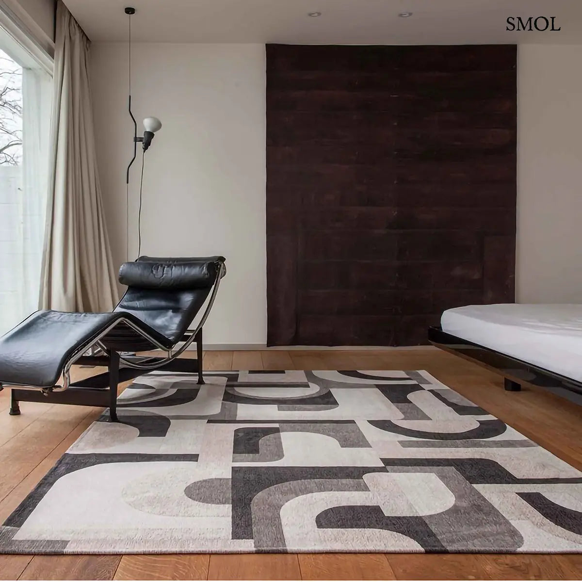 ECO RUG SAXON BEIGE szőnyeg, bézs és sötétszürke geometrikus formákból összeálló, íves-szögletes mintázattal, hálószobában