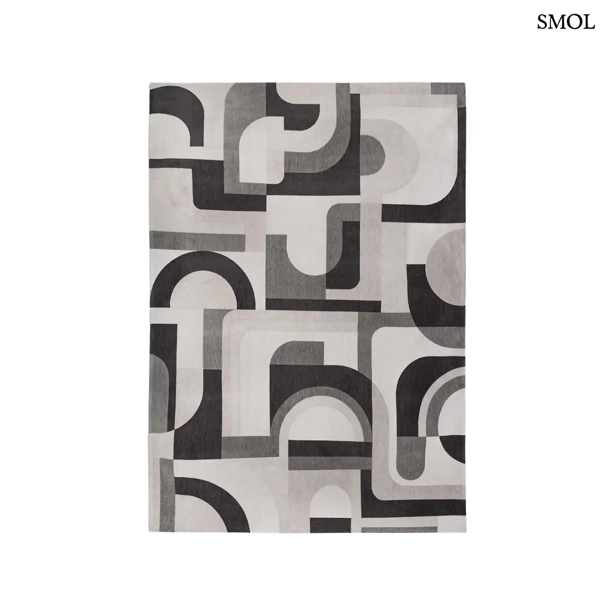 ECO RUG SAXON BEIGE szőnyeg, bézs és sötétszürke geometrikus formákból összeálló, íves-szögletes mintázattal, fehér háttérrel