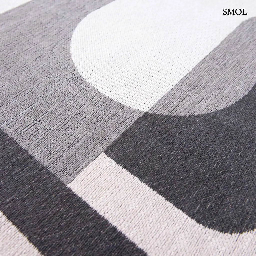 ECO RUG SAXON BEIGE szőnyeg, bézs és sötétszürke geometrikus formákból összeálló, íves-szögletes mintázattal, minta felülről