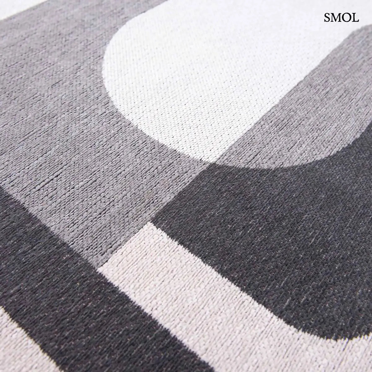 ECO RUG SAXON BEIGE szőnyeg, bézs és sötétszürke geometrikus formákból összeálló, íves-szögletes mintázattal, minta felülről