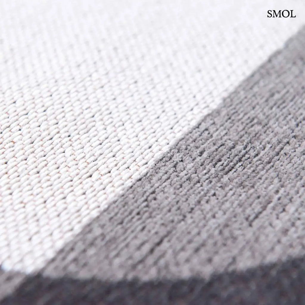 ECO RUG SAXON BEIGE szőnyeg, bézs és sötétszürke geometrikus formákból összeálló, íves-szögletes mintázattal, minta nagyítva