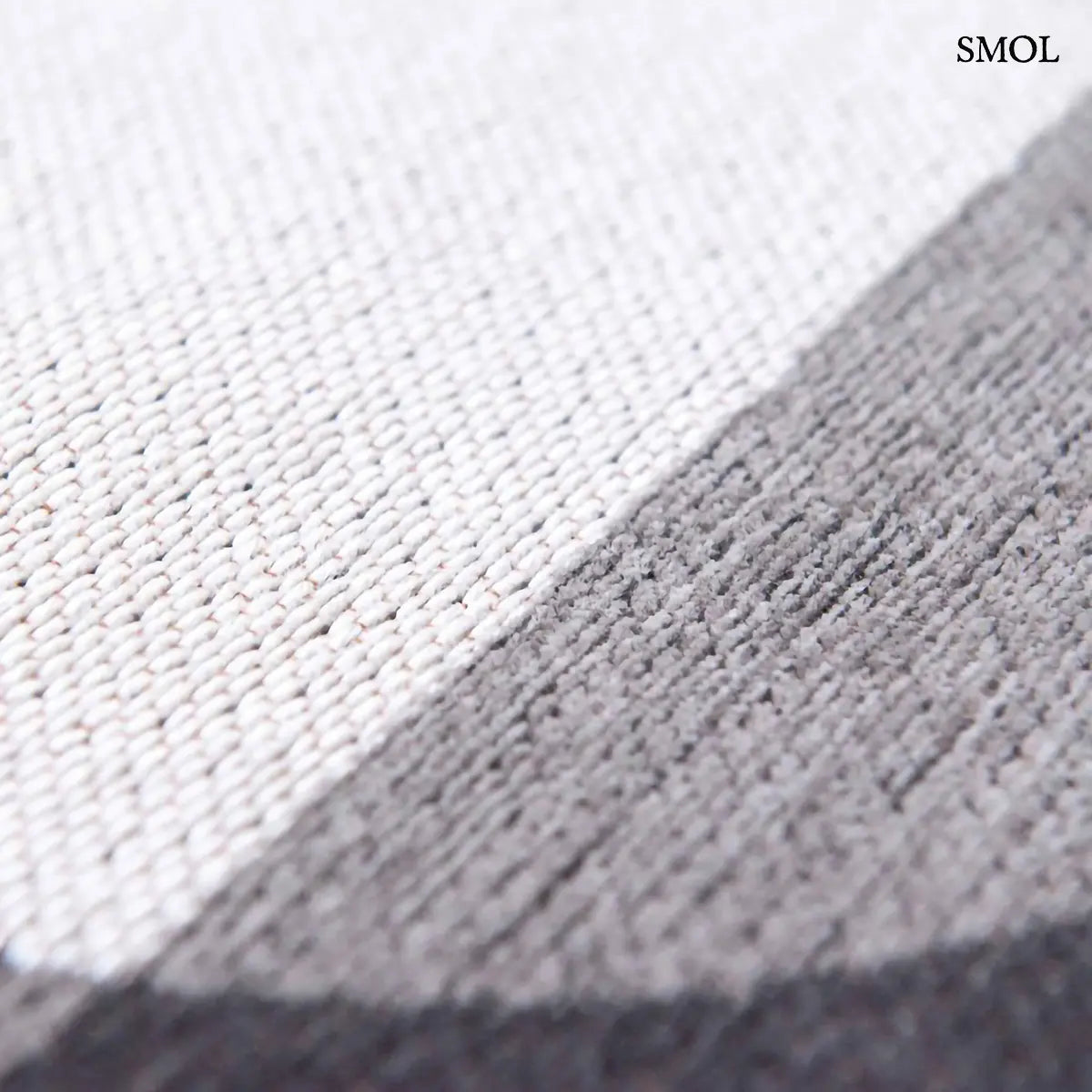 ECO RUG SAXON BEIGE szőnyeg, bézs és sötétszürke geometrikus formákból összeálló, íves-szögletes mintázattal, minta nagyítva