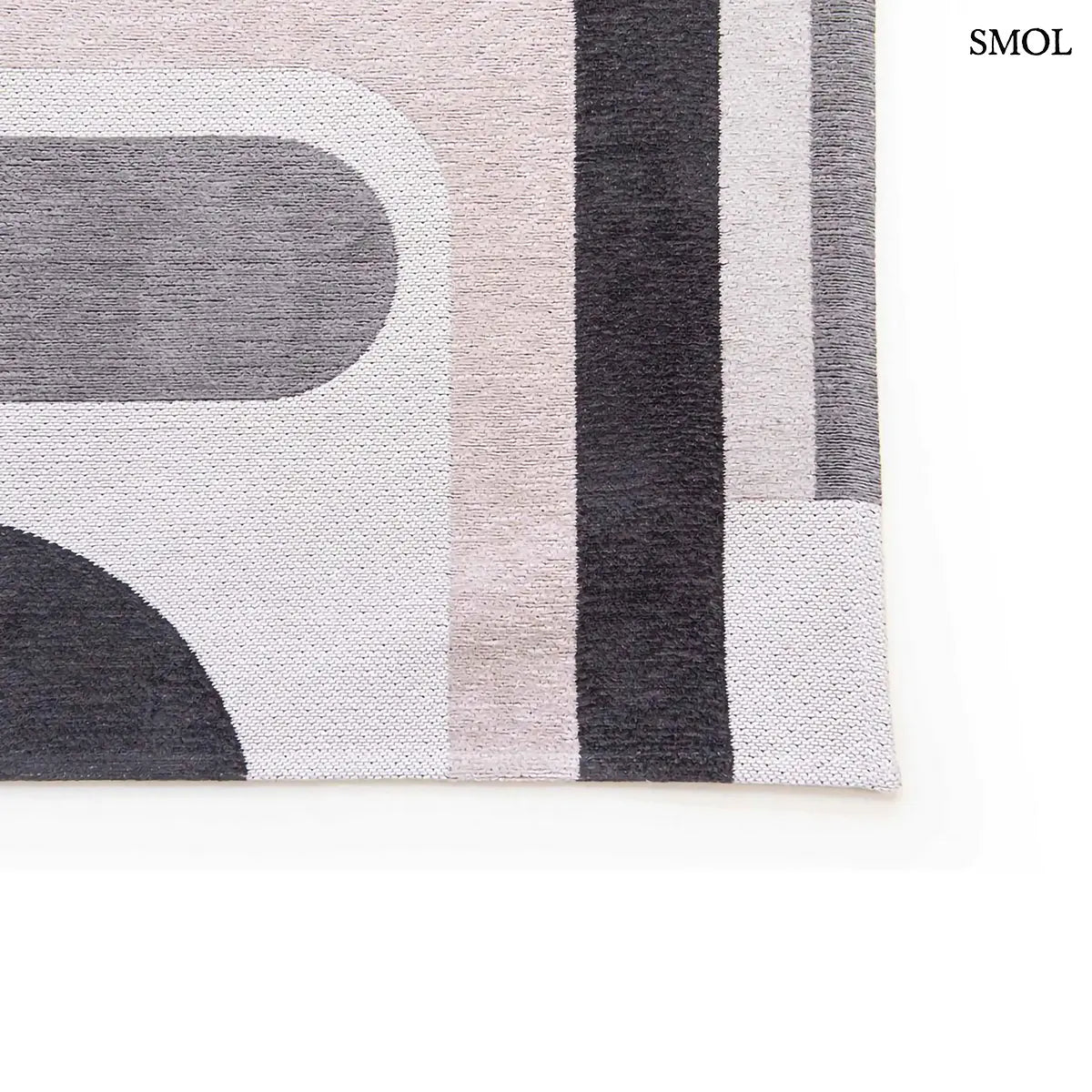 ECO RUG SAXON BEIGE szőnyeg, bézs és sötétszürke geometrikus formákból összeálló, íves-szögletes mintázattal, szegély nagyítva