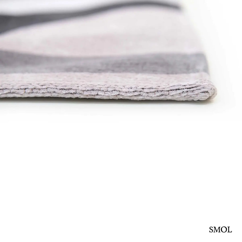 ECO RUG SAXON BEIGE szőnyeg, bézs és sötétszürke geometrikus formákból összeálló, íves-szögletes mintázattal, vastagság nagyítva