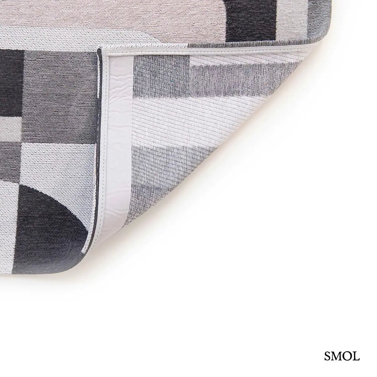 ECO RUG SAXON BEIGE szőnyeg, bézs és sötétszürke geometrikus formákból összeálló, íves-szögletes mintázattal, felhajtott sarokkal, alulról