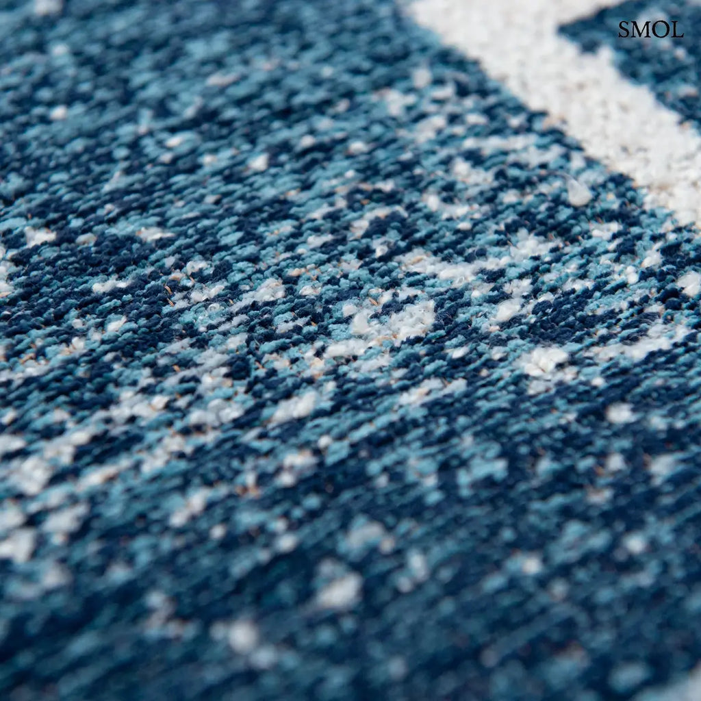 ECO RUG ICE BLUE jégkék geometrikus szőnyeg bouclette hatással, kubista kocka mintával, 5 mm, textúra nagyítva