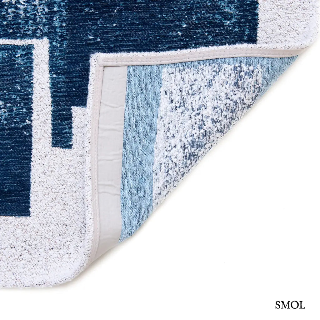 ECO RUG ICE BLUE jégkék geometrikus szőnyeg bouclette hatással, kubista kocka mintával, 5 mm, felhajtott sarokkal, alulról, csúszásgátlóval
