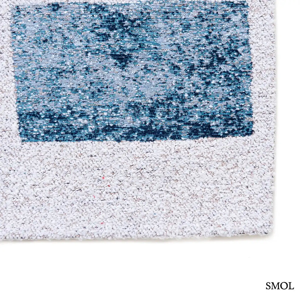 ECO RUG ICE BLUE jégkék geometrikus szőnyeg bouclette hatással, kubista kocka mintával, 5 mm, sarok nagyítva