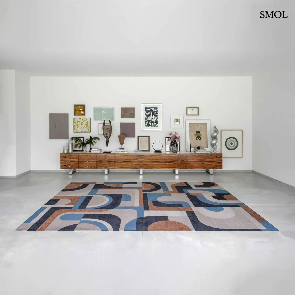 ECO RUG CAMEL BLUE geometrikus szőnyeg kék-barna kombinációban, mid-century mintával, nagy szobában messziről